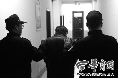 　昨日，西安市長延堡派出所，砍傷醫(yī)生的插隊患者已被警方控制 本報記者 張喆 攝