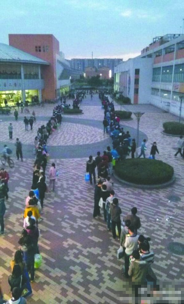 24日傍晚，川大江安校區(qū)浴室前排隊(duì)“盛況”