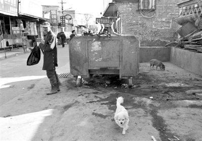 昨日，村民在通州區(qū)馬駒橋的這個(gè)垃圾箱旁，發(fā)現(xiàn)一被棄男嬰，急救人員趕到后確認(rèn)男嬰已死亡。新京報(bào)記者 黃月 攝