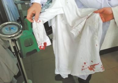 受傷醫(yī)生的衣服上血跡斑斑。