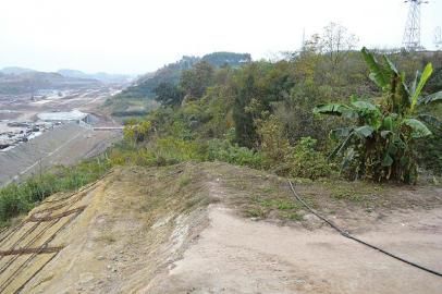 劉某被拋下地方6米處，是一處10多米深的懸崖。