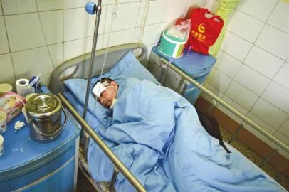 被拋棄荒野的傷者劉某在接受治療。