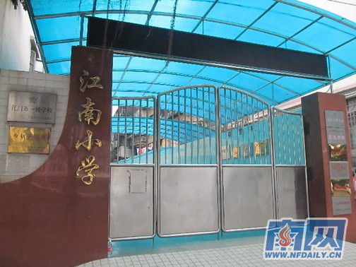 涉事學(xué)校請了心理專家對師生進(jìn)行輔導(dǎo)，保持學(xué)校正常教學(xué)秩序