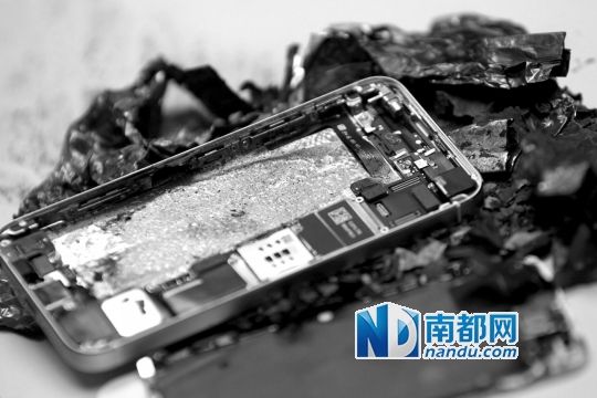 于先生的新iPhone5S手機直接“爆”廢。 南都記者劉有志攝