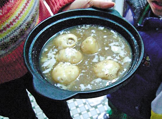 由于放置時間過久，鍋里的湯圓已經(jīng)非常大，湯圓皮上浮現(xiàn)很多白色物質(zhì)。