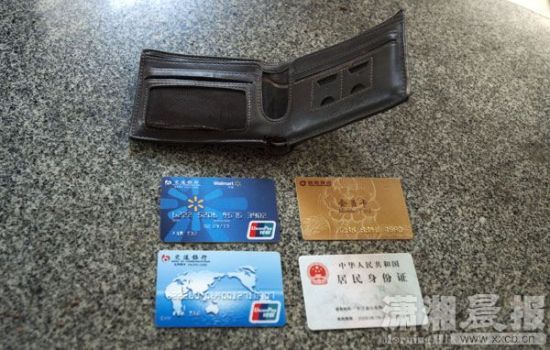 12月24日，長沙雨花區(qū)美聯(lián)天驕城，當(dāng)事人范先生展示小偷寄回的錢包、身份證和銀行卡。