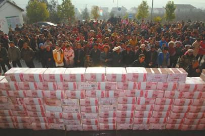 村民領(lǐng)取“年底分紅”。