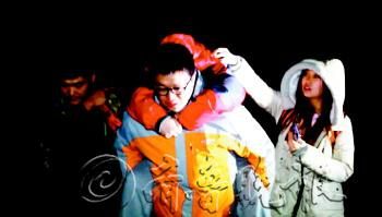 　途中女隊(duì)友小妮突發(fā)高燒，男隊(duì)員輪流背了她三個(gè)小時(shí)，直到網(wǎng)友開(kāi)車來(lái)接