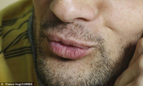 好色劫匪搶劫珠寶后親吻老板娘，留下的口水DNA成為了落網(wǎng)證據(jù)。