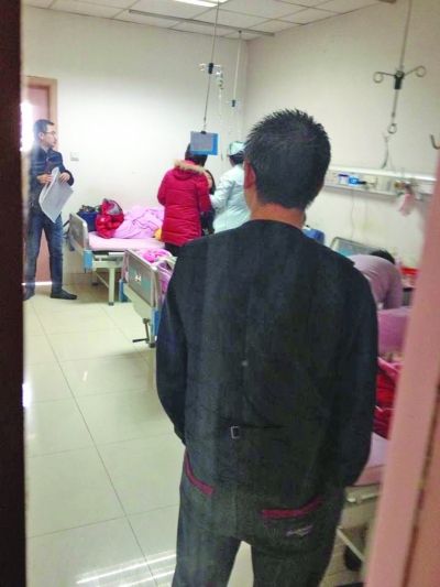 男孩一家神情凝重。