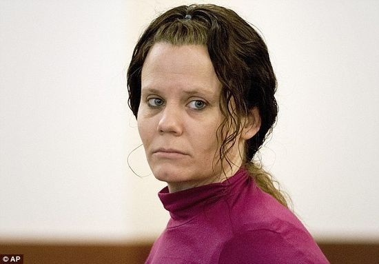 2月12日，勒死朋友并剖腹取嬰的柯里出庭受審。