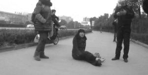 鄭大姐坐在地上，警方趕到進行施救。（視頻截圖由警方提供）