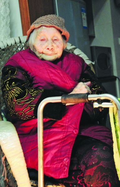 正在取暖的熊婆婆。見(jiàn)習(xí)記者 楊榮峰 攝