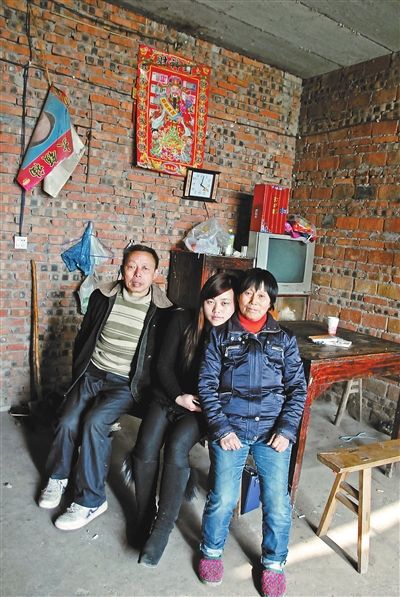 超生女謝先梅(中)、養(yǎng)父謝運(yùn)才（左）、謝運(yùn)才的嫂子唐富秀