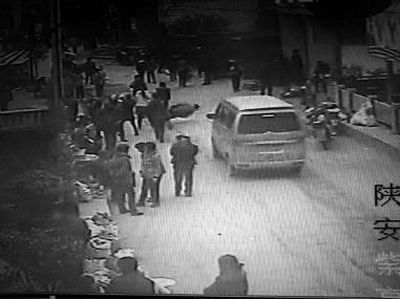 監(jiān)控錄像顯示，劉某側(cè)身行走時不慎跌倒，王某途經(jīng)此處時將其扶起（圖中畫圈處） 通訊員 何春地 攝