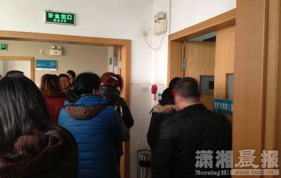 ICU搶救室前家屬。圖|瀟湘晨報記者 陳斌