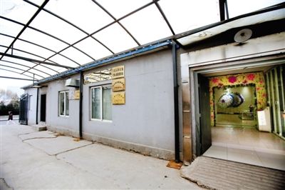 2月25日，北京石景山醫(yī)院，太平間旁的一間辦公室外掛有“八寶山殯儀館石景山醫(yī)院服務(wù)站”的牌子。本版攝影/新京報(bào)記者 王叔坤