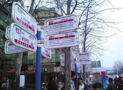 3月16日，江蘇省南京市，眾多乘客在“火車站廣場東”站臺候車。圖/東方IC