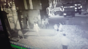 擋道3小時，司機(jī)路人“望磚興嘆”