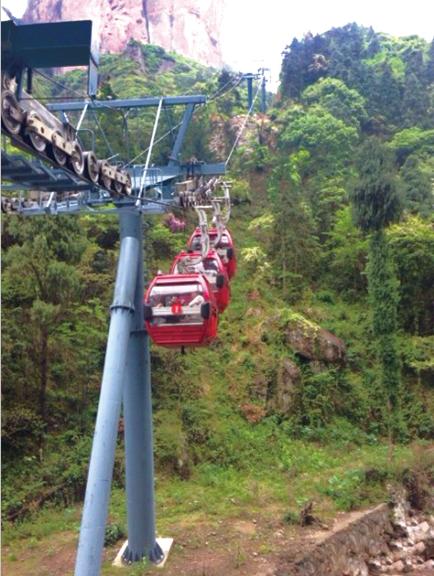當(dāng)時(shí)還有3個(gè)轎廂懸在半空中。溫先生供圖