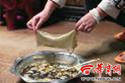 　　昨日，店方讓顧客觀看該火鍋制作時(shí)的監(jiān)控錄像本組圖片由本報(bào)記者黃利健攝