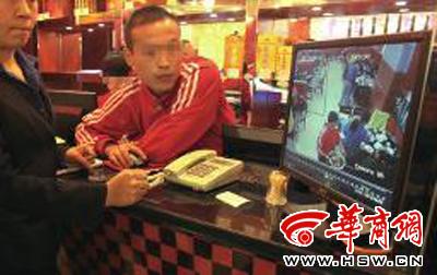 昨日，李女士展示從火鍋店抱回的火鍋，內(nèi)有濕巾