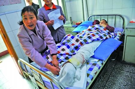 鄭其林擦藥酒的左腿出現(xiàn)潰爛，并伴隨大面積的皮膚壞死。記者 張路橋 攝