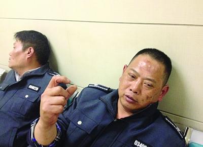 被打傷的城管隊(duì)員。陳郁攝