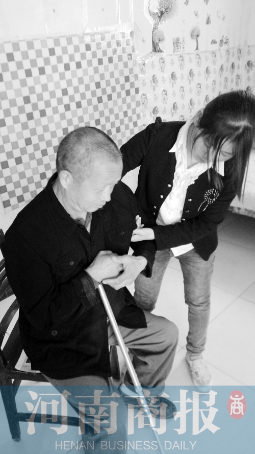 為了方便照顧爸爸，曾現(xiàn)春在學(xué)校旁邊租了一間房子