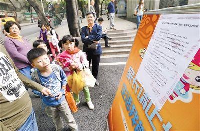 昨日，中華路小學(xué)貼出告示，提醒家長不要相信傳言。