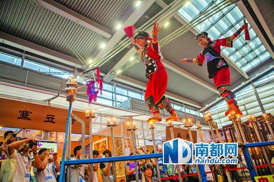 2號展館，苗族姑娘表演踩燈泡絕技《電光玫瑰》，赤腳踩上40瓦的燈泡并做出高難度動作。 南都記者 霍健斌 攝