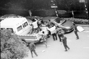 沖突現(xiàn)場，協(xié)管員揮拳打向女商販 視頻截圖