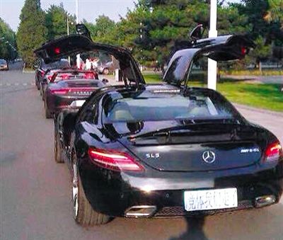 近日，一組“北體大畢業(yè)典禮豪車(chē)云集堪比車(chē)展”組圖在網(wǎng)絡(luò)爆紅。網(wǎng)絡(luò)截圖