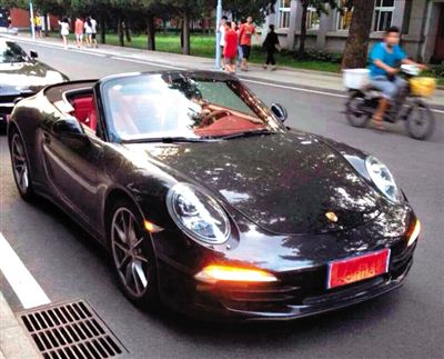 近日，一組“北體大畢業(yè)典禮豪車(chē)云集堪比車(chē)展”組圖在網(wǎng)絡(luò)爆紅。網(wǎng)絡(luò)截圖