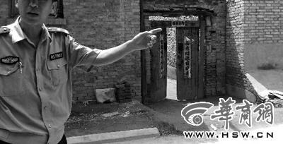 昨日，西安市閻良區(qū)譚家村，警方在孫某家調(diào)查 記者 黃利健 攝