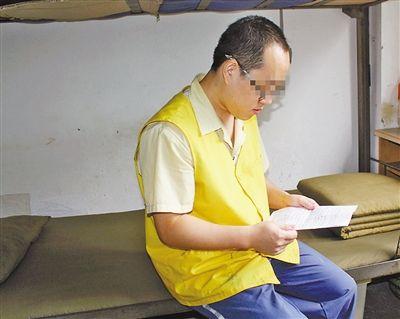 昨天，張文兵在看家書。 記者 鐘耕軍 攝