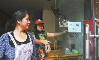 8月14日，市民志愿者體驗(yàn)城管執(zhí)法招呼商家不要亂張貼。