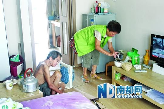 居民徐阿姨去看望何譚送老人，并送去熱湯