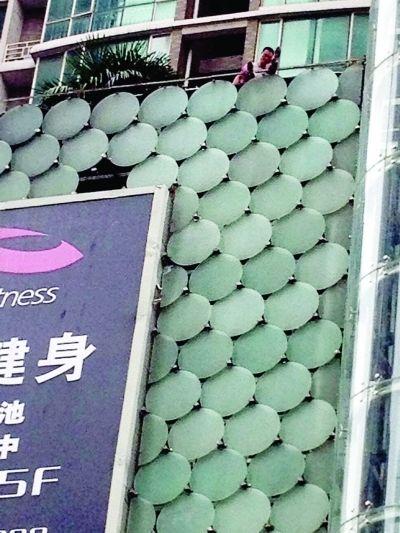 環(huán)亞廣場5樓露臺上，有一男子揚(yáng)言跳樓。