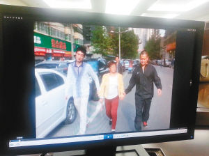 　　便衣民警將一名“站街女”帶回調(diào)查。