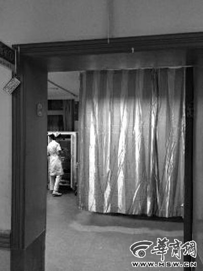 昨晚9時(shí)許，急診室簾后，6歲的小女孩靜靜地躺著 記者 卿榮波 攝