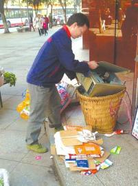 王光偉靠收廢品拾荒為生，每月僅有1000元的微薄收入。