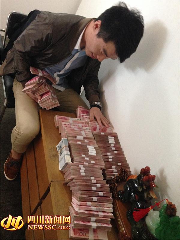 警方在犯罪嫌疑人手機中發(fā)現(xiàn)的照片，犯罪嫌疑人正在數(shù)騙來的贓款（警方提供）。