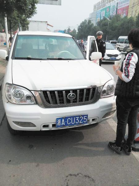 長(zhǎng)沙男子開(kāi)公車違停吃罰單 妻女推搡交警被行拘