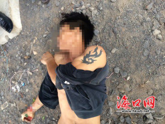 死亡的男子，左手手臂上有紋身