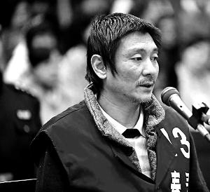 庭審時(shí)，鄭東稱自己想隨女兒一起去，請(qǐng)求法院判他死刑立即執(zhí)行