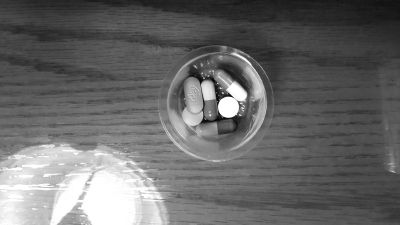 陸勇每日需服用的藥物，圈中為印度仿制抗癌藥。陸勇供圖