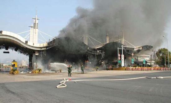 1月16日中午，G60（滬昆）高速浙江段常山收費(fèi)站發(fā)生一起貨車自燃事故