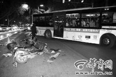 西安街頭一輛小轎車(chē)連撞十余機(jī)動(dòng)車(chē) 致1死多傷