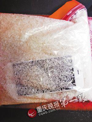 落水后，把手機(jī)放進(jìn)大米里吸水
